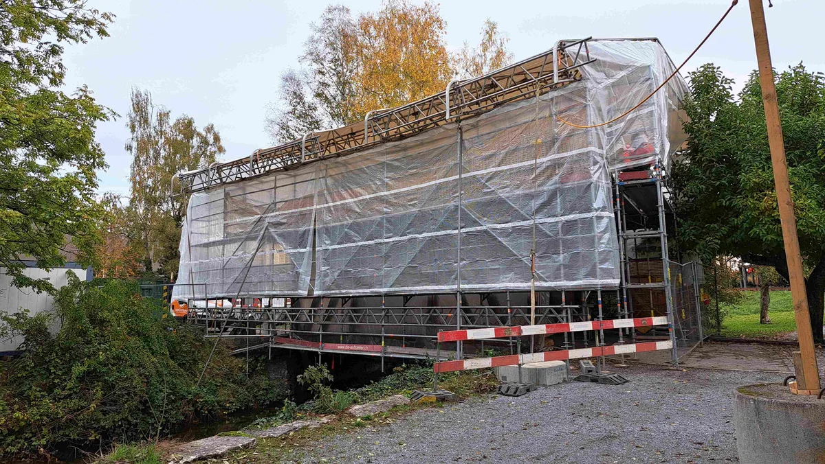 Die Brücke ist abgedeckt durch ein Baugerüst.